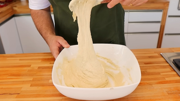 A massa fica com uma textura mais fluida mesmo, não se preocupe (Créditos: Reprodução / YouTube @ReceitasdePai)