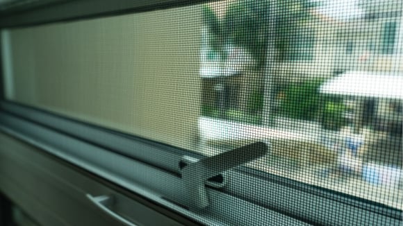 Por que os japoneses colocam telas especiais nas janelas dos apartamentos e como elas afastam os insetos?