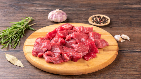 Como amaciar a carne em 5 minutos: o truque de cozinha que salva um pedaço duro antes do cozimento