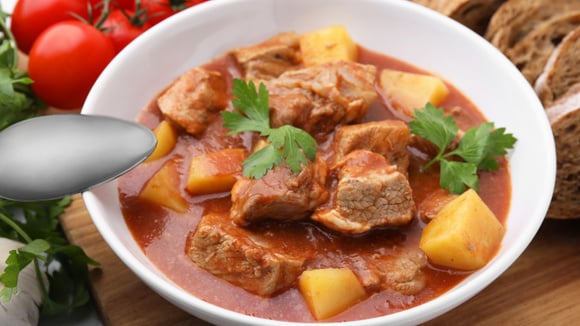O goulash nunca é cozido com água: os chefs adicionam esse líquido – a carne derrete e o caldo fica muito mais espesso