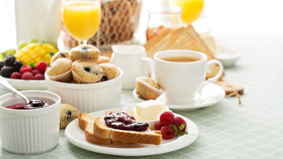 Alguns alimentos aparentemente inofensivos, como pão, iogurtes, sucos e cereais, podem ter uma grande quantidade de açúcar adicionado (Créditos: Shutterstock)