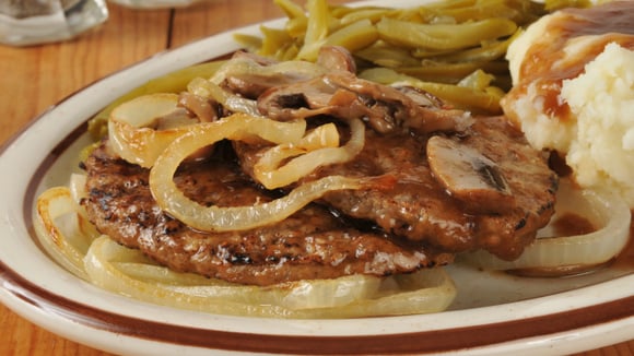 Adeus alcatra: esse é o melhor corte de carne para fazer um bife acebolado macio e suculento