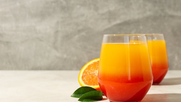Feito apenas com dois ingredientes, esse suco tem um lindo efeito de duas cores (Créditos: Shutterstock)