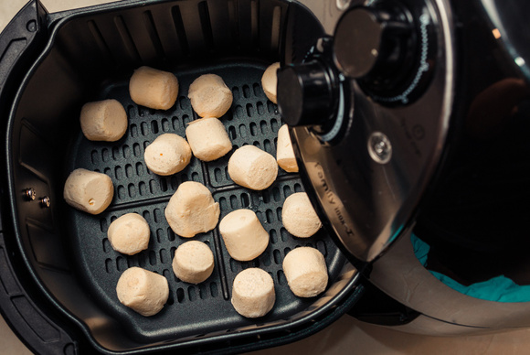 Pão de queijo na air fryer: saiba o tempo exato pra assar o lanche na fritadeira e alcançar o ponto perfeito