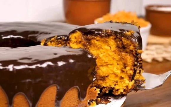 Bolo de cenoura com chocolate tem tudo a ver com a Páscoa (Créditos: TudoGostoso)