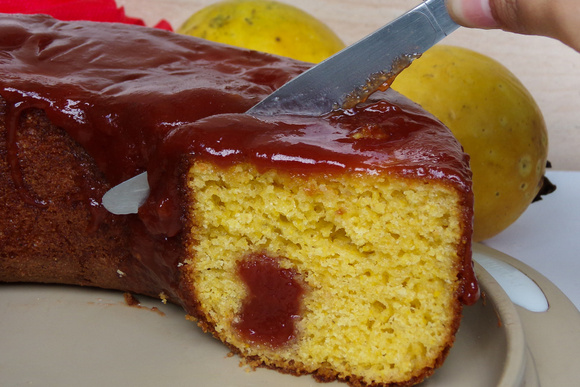 Essa receita de bolo de fubá com goiabada fica fofo e molhadinho na medida certa
