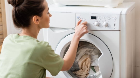 Roupa lavada com mau cheiro pode indicar problemas na máquina de lavar (Créditos: Shutterstock)