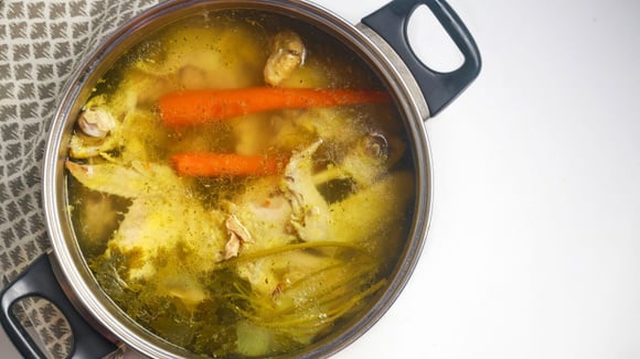 Ingredientes usados na receita do caldo de galinha podem ser adaptados (Créditos: Shutterstock)