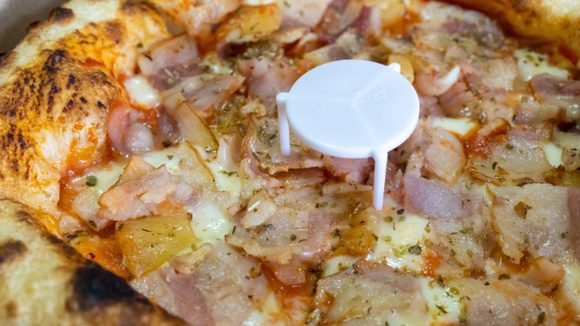 Você sabe para que serve aquele pequeno suporte de plástico dentro da caixa de pizza?