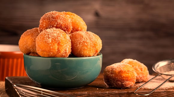 Nem banana, nem goiabada: esse é o melhor ingrediente para usar no bolinho de chuva se quiser que ele fique docinho e aromático