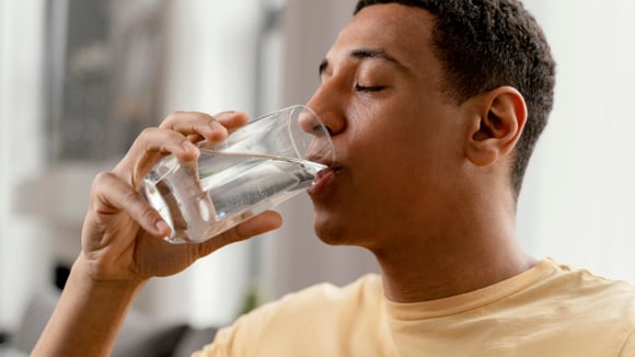 O simples hábito de beber água ao acordar pode ajudar no controle dos níveis de açúcar no sangue (Créditos: Magnific)