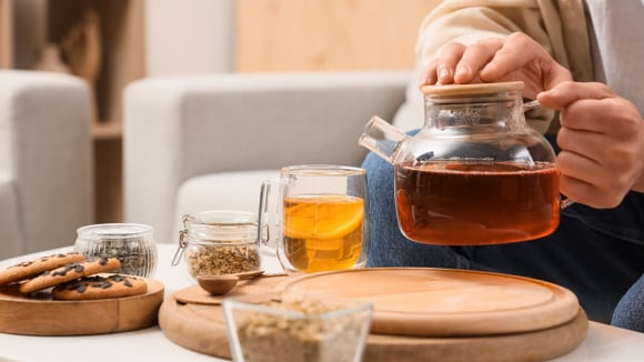 Quer substituir o café pela manhã? Esses 3 chás vão te energia e disposição e são fáceis de fazer
