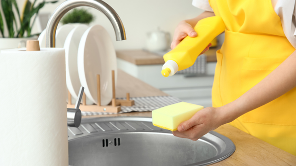 Detergente não é só para as louças, mas deve ser usado da forma certa. (Créditos: Canva)