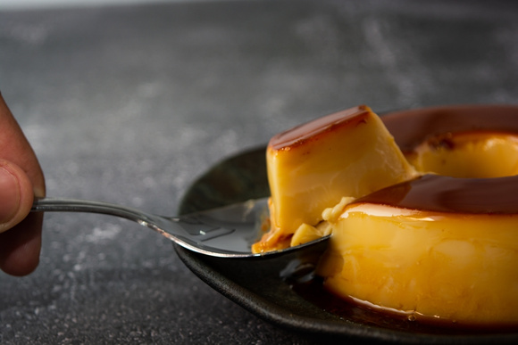 Pudim de leite condensado também pode ser feito na airfryer! (Crédito: Shutterstock)
