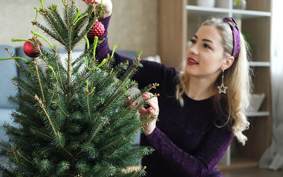 Aprenda como abrir a sua árvore de Natal do jeito certo com o passo a passo de uma especialista