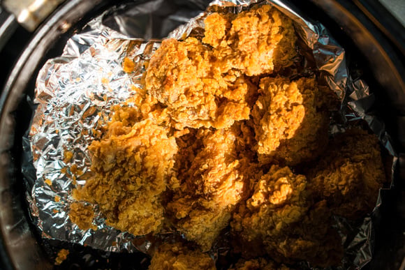 O que posso usar para forrar a air fryer?