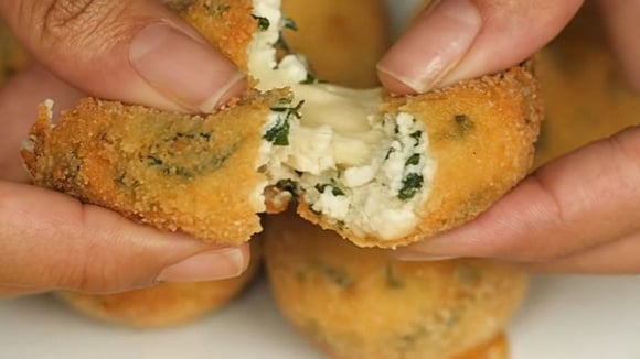 Esqueça o lanche de sempre: este bolinho de ricota e espinafre do TudoGostoso é fácil de fazer e fica delicioso