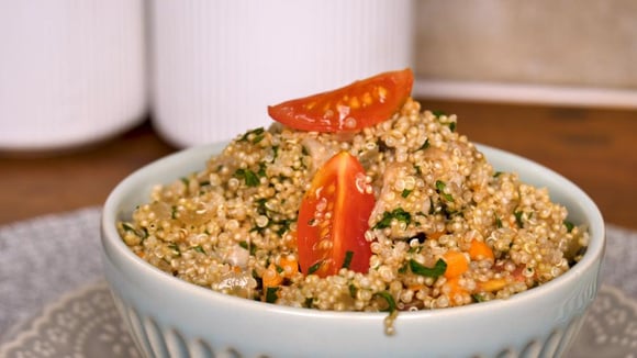 A salada de quinoa é uma imperdível combinação de ingredientes saudáveis e deliciosos (Créditos: TudoGostoso)