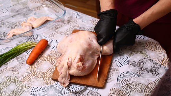 Você não deve comer essas partes do frango. Muitas pessoas ainda as adicionam à sopa