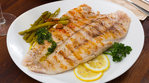 Uma dieta com o consumo de peixe melhora as noites de sono. (Créditos: Canva)