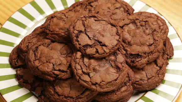 Porções de cookie brownie deliciosas servidas em prato (Créditos: TudoGostoso)
