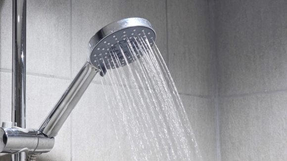 Chuveiro com pouca pressão? Especialistas ensinam como remover o calcário e melhorar o fluxo de água