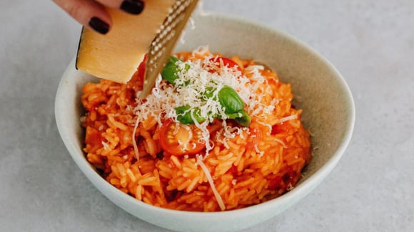 Risoni parece arroz, mas é massa! (Créditos: Kaboompics/Pexels)