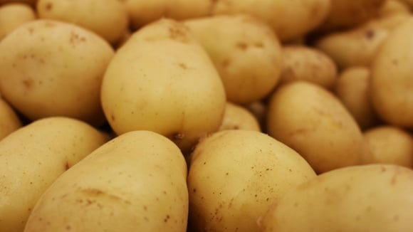 Se quiser manter suas batatas em boas condições, guarde-as sempre perto desta fruta