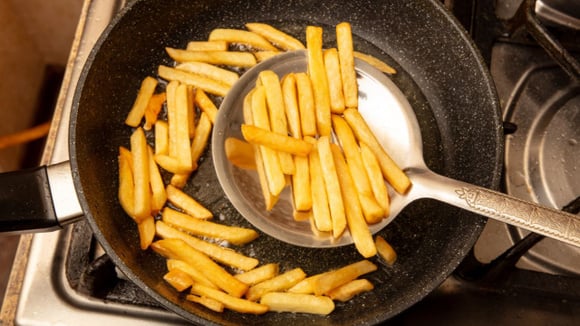 Também vale se atentar à temperatura do óleo antes de colocar as batatas para fritarem (Créditos: Shutterstock)