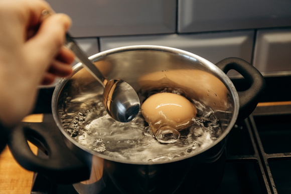 Por que os cozinheiros recomendam adicionar algumas gotas de suco de limão ao cozinhar ovos e como fazer isso corretamente