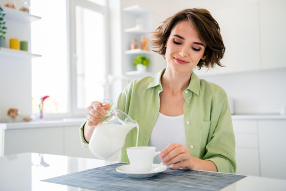 Sou médica e nutricionista e posso garantir: "É verdade que, com a idade, a lactose é pior de digerir, mas ela também ajuda a absorver o cálcio"