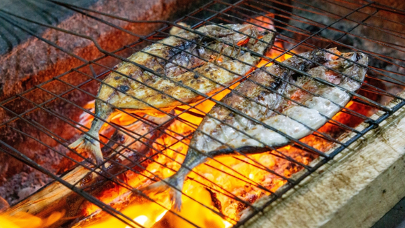 Este é o melhor peixe para grelhar no carvão: não se desfaz e cozinha perfeitamente