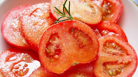 Os chefs espanhóis recomendam: após salgar os tomates e adicionar azeite, espere de 5 a 10 minutos antes de servir