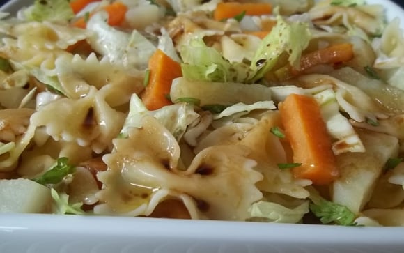 A salada de macarrão com legumes não pode ficar de fora da ceia de Ano-Novo vegetariana (Créditos: TudoGostoso/Maria F N Vechi)