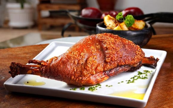 Como pururucar pernil: aprenda segredo de chef para a pele do porco ficar bem crocante