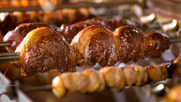 Nem sal, nem brasa: o truque para uma carne suculenta na churrasqueira começa na espessura do corte, revela o TudoGostoso