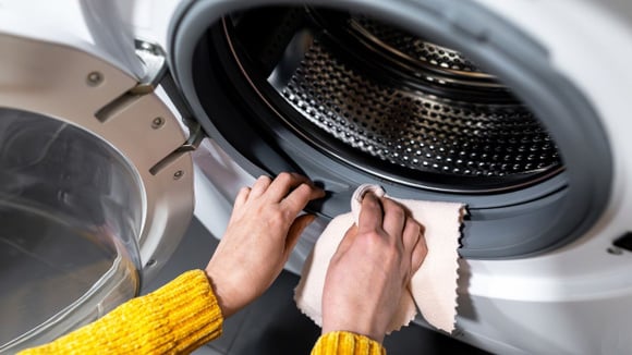 Como limpar sua máquina de lavar roupa (de abertura superior e frontal) para reduzir odores de mofo e manchas pretas nas roupas - fácil de fazer em casa