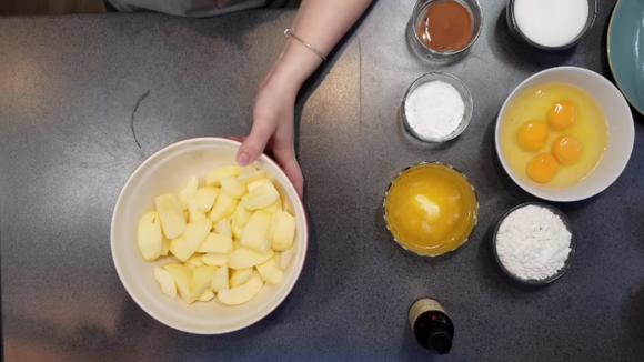 Os ingredientes usados para a receita da torta de maçã. (Créditos: Ana Zambrim/ reprodução Youtube)