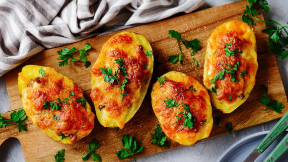 Batata-doce recheada com queijo: TudoGostoso ensina receita deliciosa para um jantar prático em uma panela só