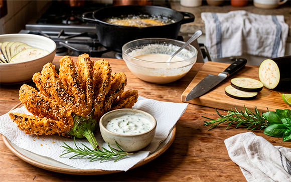 Berinjela crocante na farinha panko temperada com gergelim: essa receita diferente vai te deixar com água na boca (sirva com molho!)