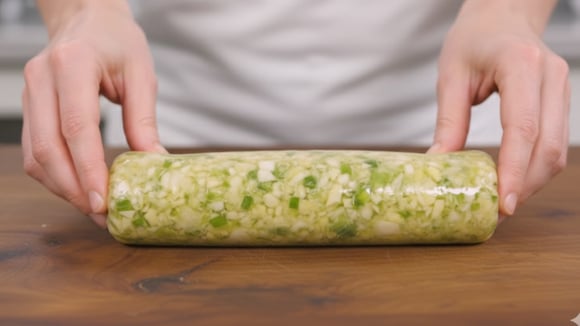 Do congelador para a panela: esse refogado congelado vai salvar a sua vida na cozinha!