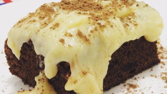 Coloquei biscoito na massa de bolo e fiz um bolo de Oreo, com direito a cobertura de leite em pó, e ficou uma delícia!