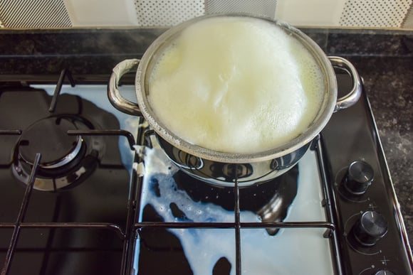 NUNCA MAIS deixe a panela transbordar: confira o truque mágico que impede desperdício de comida