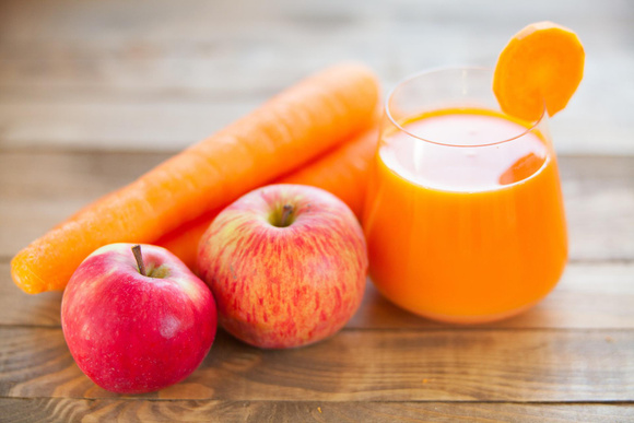 6 benefícios de beber suco de cenoura com maçã pela manhã