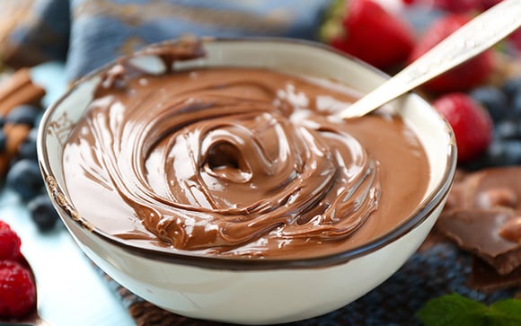 Nunca mais fiz brigadeiro para rechear bolos depois que aprendi essa receita de 2 ingredientes sem forno e muito mais cremosa!