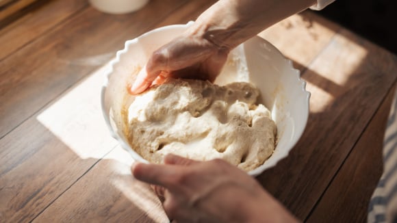 A técnica de esticar e dobrar é utilizada por muitos profissionais em panificação (Créditos: Shutterstock)