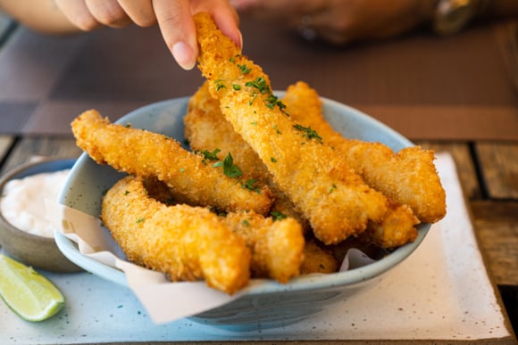 Se você nunca comeu peixe tira-vira, corre agora para experimentar essa delícia frita! (Créditos: Shutterstock)