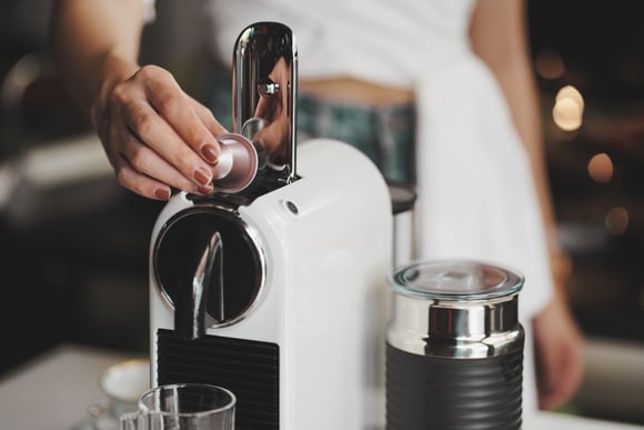 Já é clima de Black Friday e a clássica cafeteira Dolce Gusto está com mais de 40% OFF