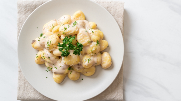 Nhoque com creme de queijos e ervas: receita fácil e cremosa que fica melhor que de qualquer restaurante