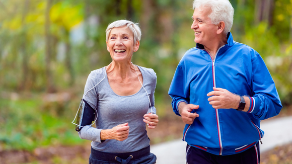 Para o centenário, a prática regular de exercícios é ainda mais importante do que a alimentação quando o assunto é longevidade. (créditos: Shutterstock)